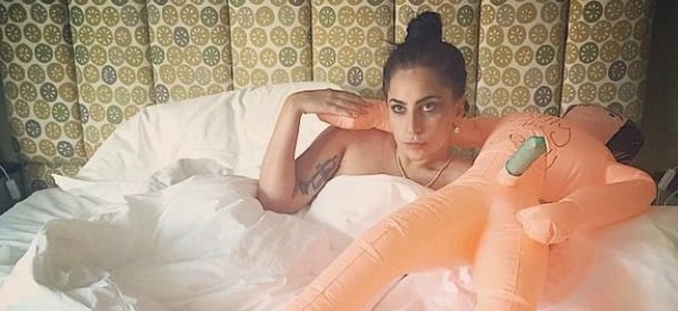Lady Gaga: addio al nubilato fra spogliarelli, simboli fallici e "uomini" gonfiabili