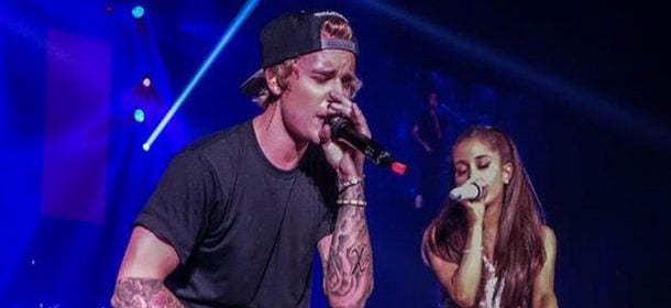 Justin Bieber, gaffe durante un'esibizione con Ariana Grande: 