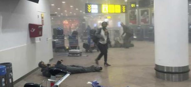 Strage Bruxelles, 34 morti tra i feriti tre italiani. Identificati due terroristi, erano due fratelli