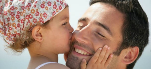 Mamme gay all'asilo. Per non offenderle una scuola di Milano cancella la festa del papà