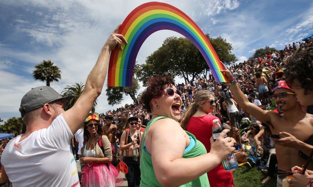 Gay Pride a Londra, poliziotto chiede al compagno di sposarlo [VIDEO]