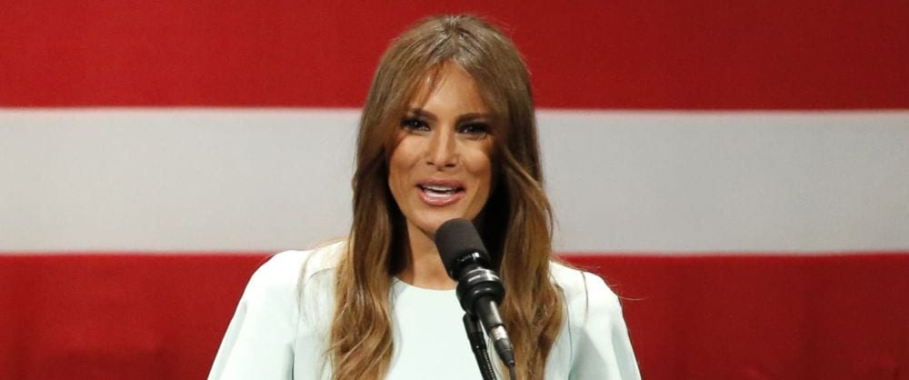 Melania Trump: il clamoroso scivolone alla convention di Denver [VIDEO]