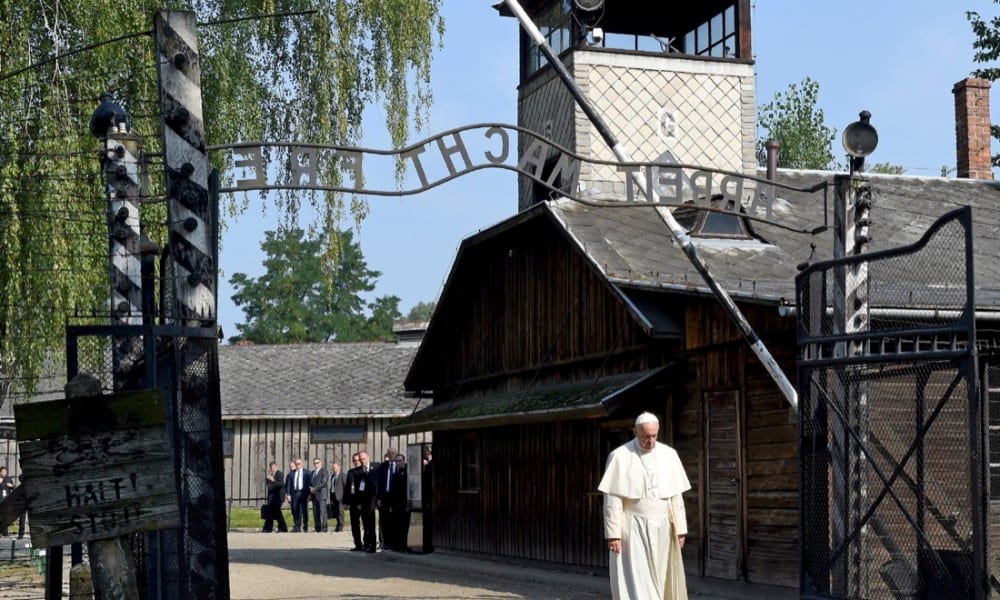 Papa Francesco ad Auschwitz: “Dov’è Dio?” [VIDEO]