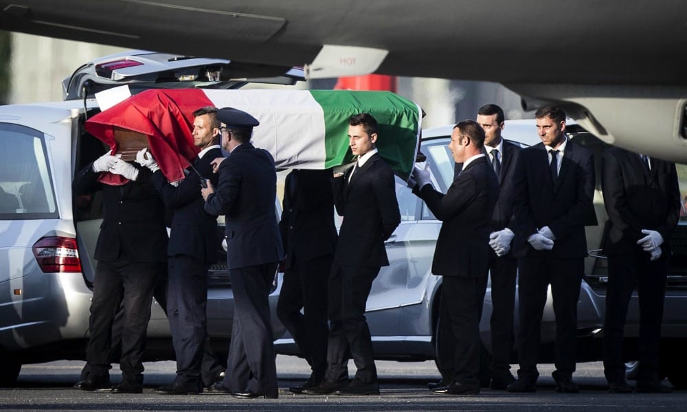 Il rientro delle salme degli italiani uccisi a Dacca. Il dolore dei familiari [FOTO]