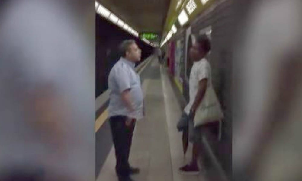 Milano controllore offende migrante senza biglietto [VIDEO]