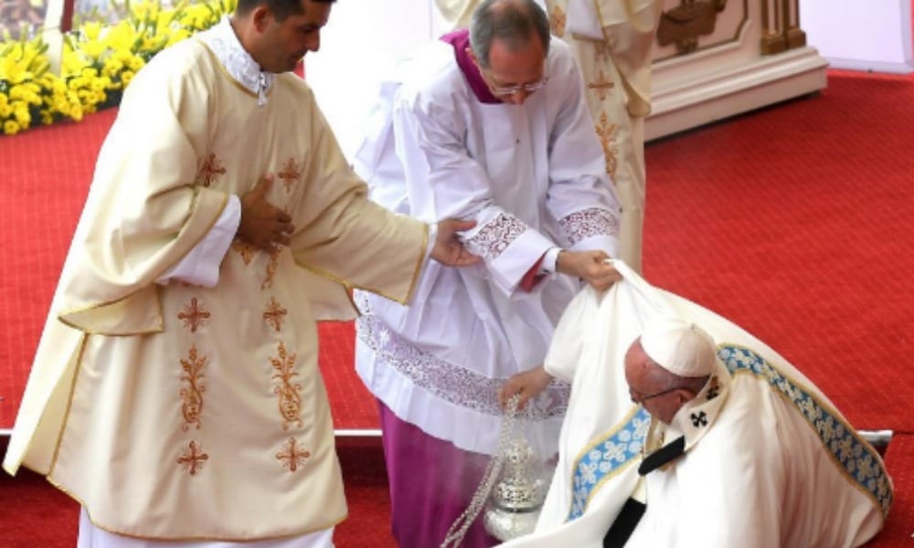 Papa Francesco cade durante la messa a Czestochowa [VIDEO]