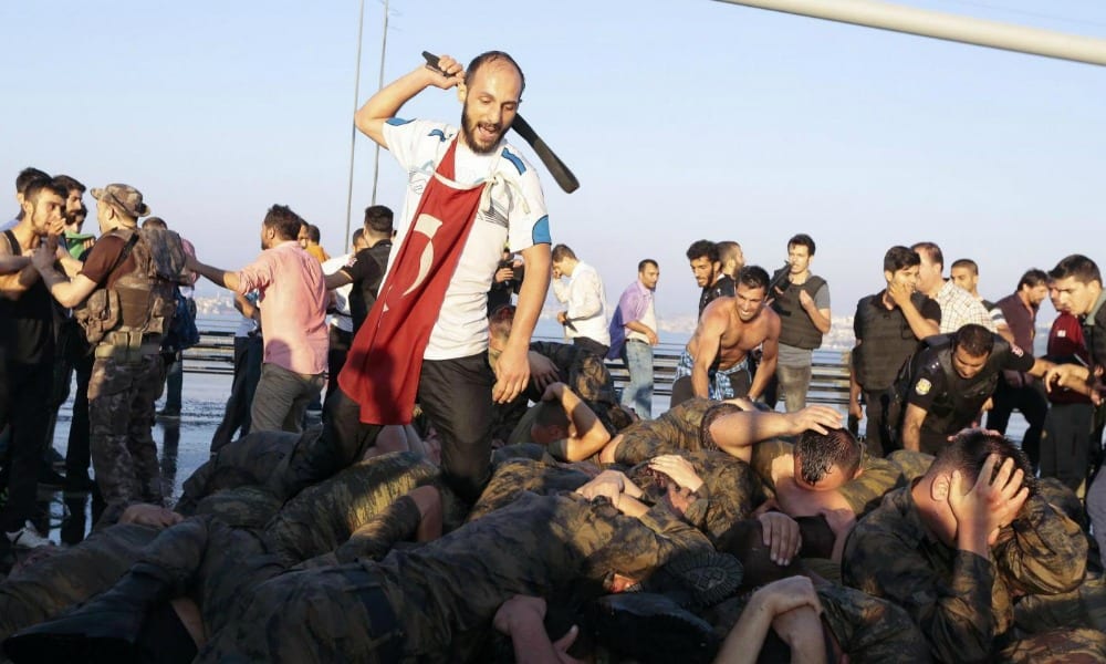 Turchia, sospesi i diritti umani. Tensione con l'Europa