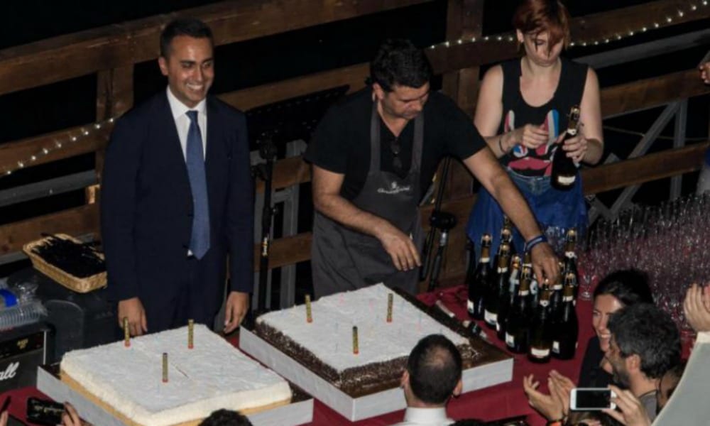 La festa per i 30 anni di Luigi Di Maio e il regalo speciale di Virginia Raggi [VIDEO]