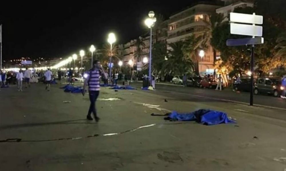 Attentato a Nizza: camion travolge la folla 15 morti [VIDEO]
