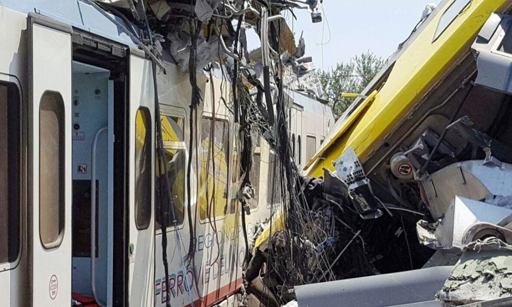 Puglia, disastro ferroviario: 27 morti. Lo strazio dei parenti delle vittime