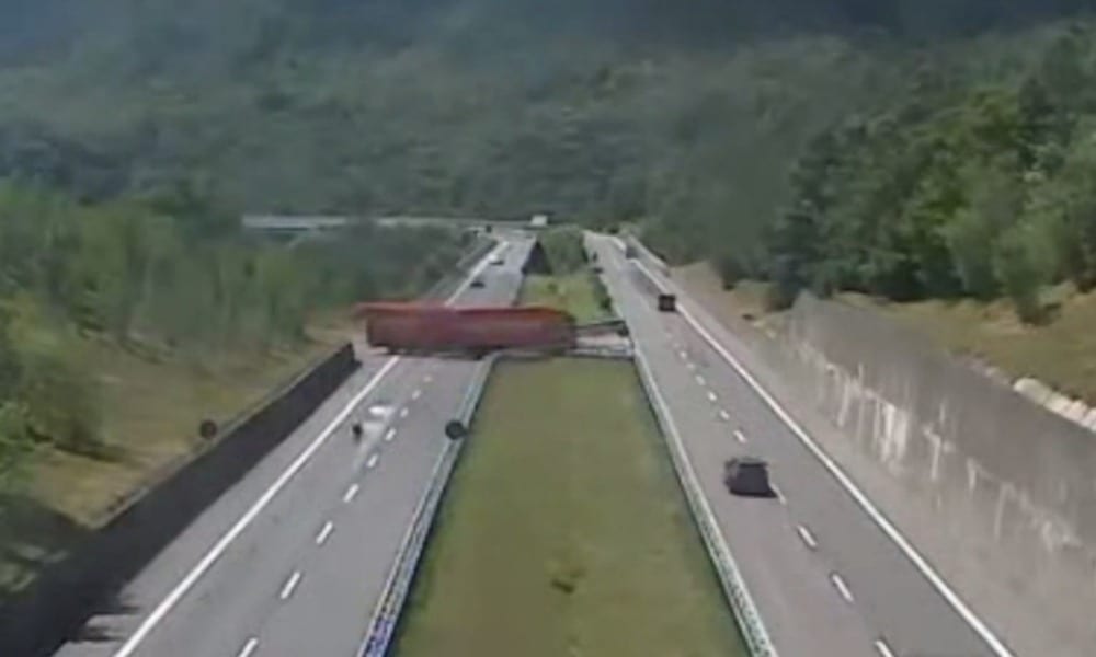 Folle manovra di un camionista in autostrada. Tragedia sfiorata [VIDEO]