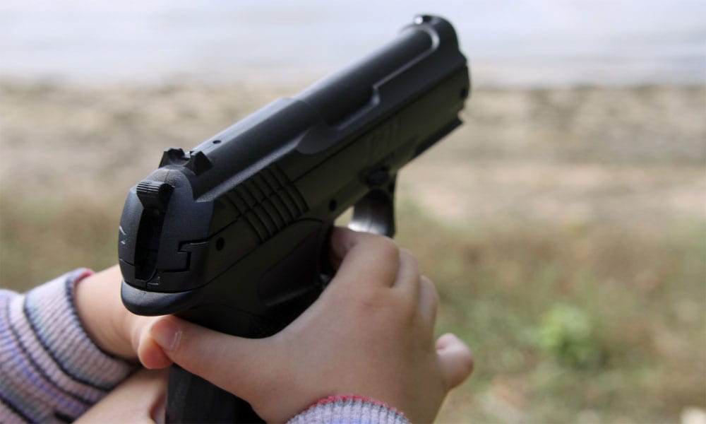 Tragedia in California: bimba di tre anni trova in casa una pistola e si uccide