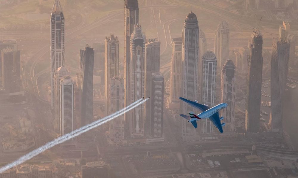 Incredibile: due Jetman inseguono un Airbus, volando sui cieli di Dubai [VIDEO]