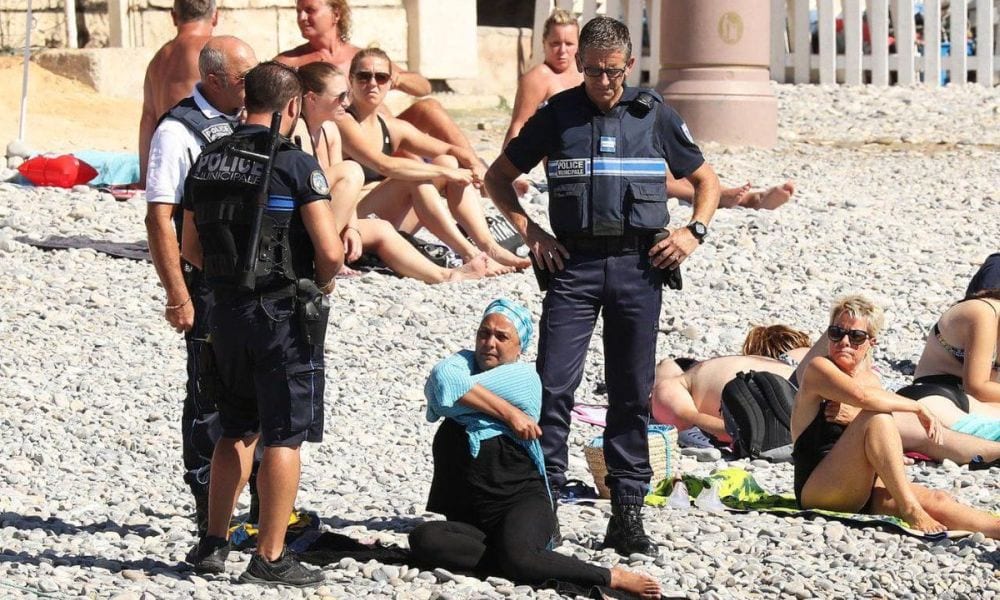 Nizza: la polizia costringe una donna a togliersi il burkini, scoppia la polemica