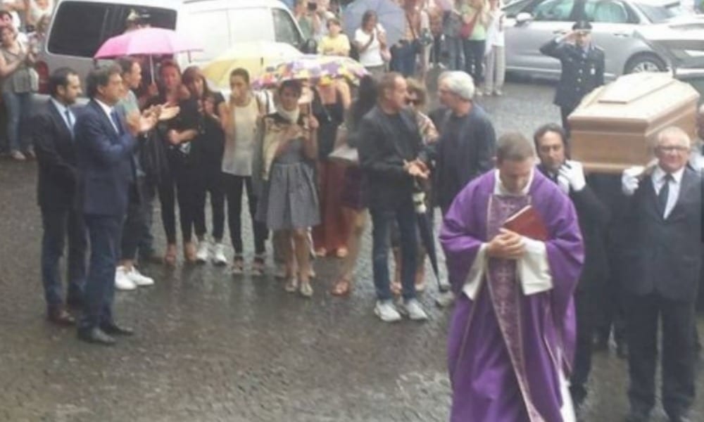 L'Italia piange Anna Marchesini. Al funerale parenti e amici dell'attrice [FOTO]