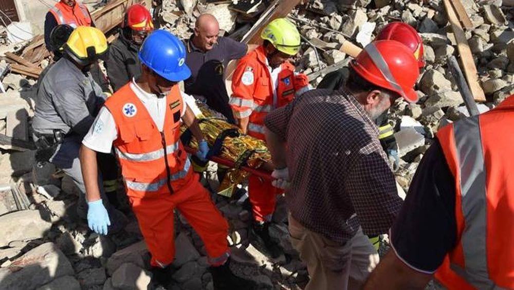 Terremoto: bambina estratta viva dalle macerie dopo 17 ore [VIDEO]