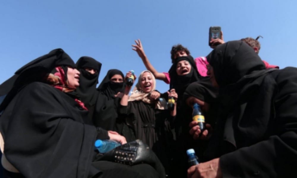 Siria: liberata Manbij dall'Isis. La felicità dei civili: barbe tagliate e veli bruciati