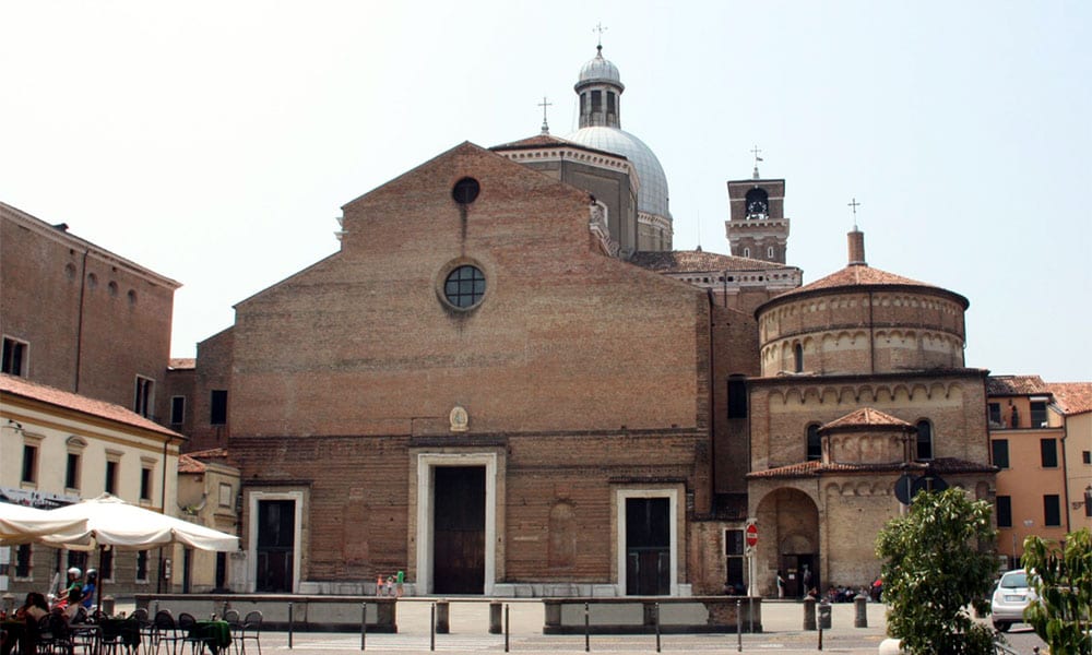 Paura a Padova. Tunisino corre nudo e grida Allah Akbar [VIDEO]