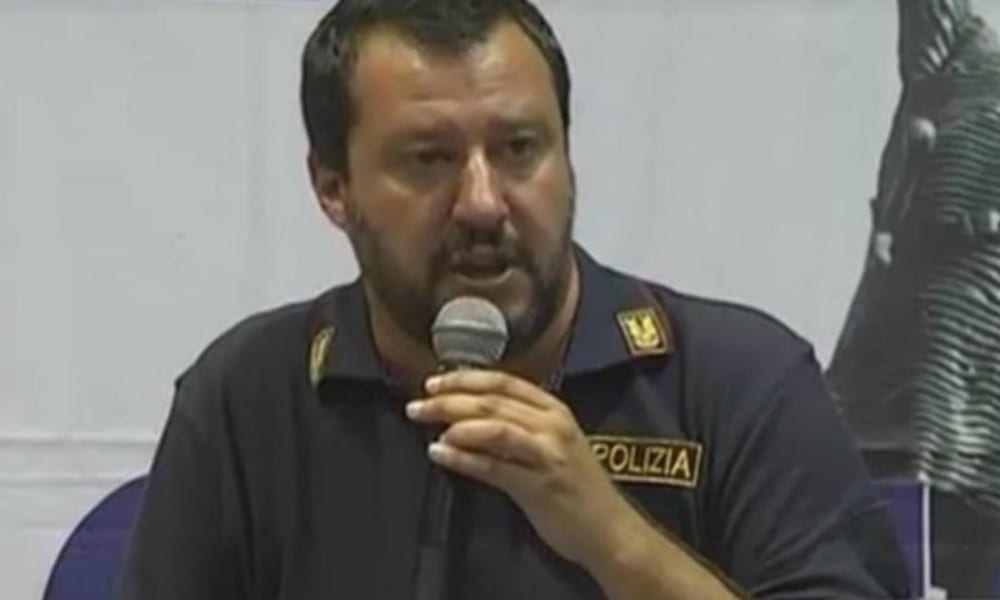 Matteo Salvini contro tutti con la maglia della polizia [VIDEO]