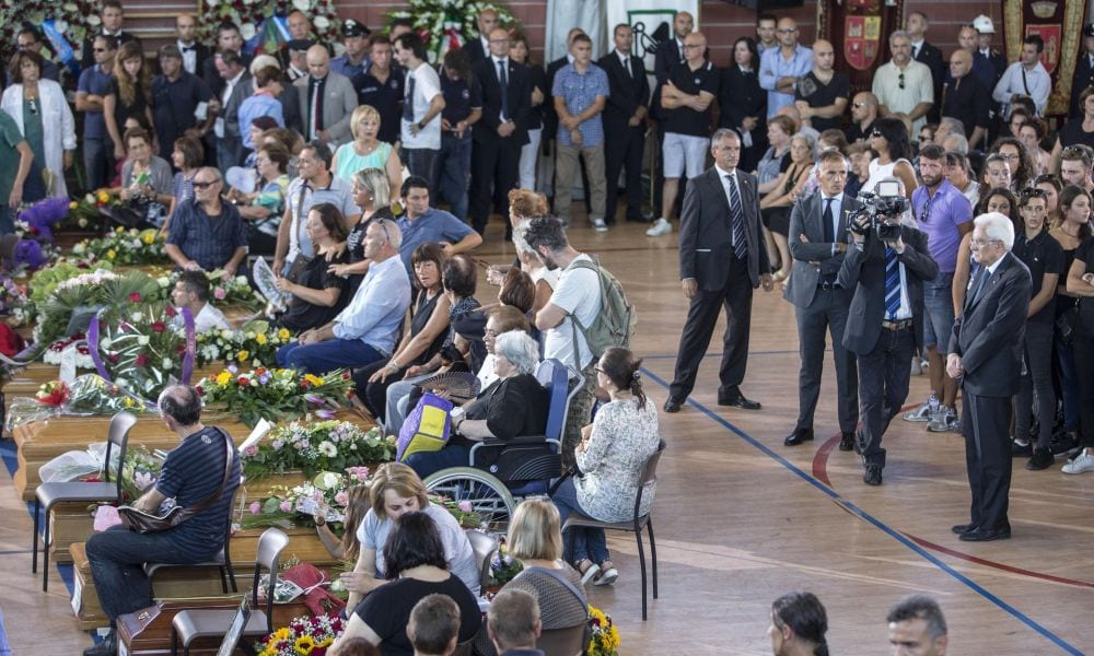 Funerali dei terremotati a Rieti: scoppia la polemica tra gli sfollati: “non ci andremo, ridateci le salme”