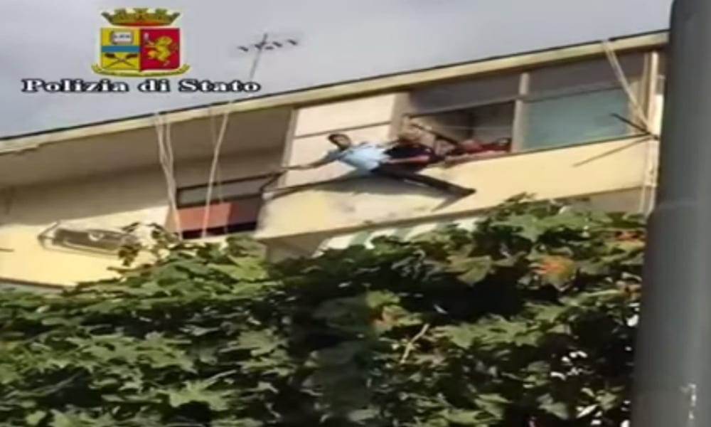 Picchia la moglie e poi tenta il suicidio. La polizia lo salva e lo arresta [VIDEO]