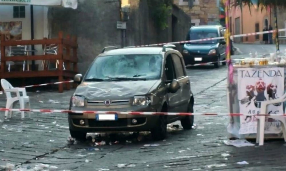 Incubo in Sardegna: un uomo si lancia con l'auto sulla folla