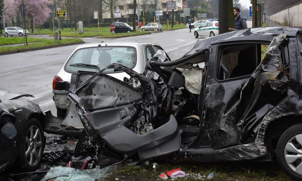 Camion investe un'auto. Donne in fin di vita tra le fiamme [VIDEO]
