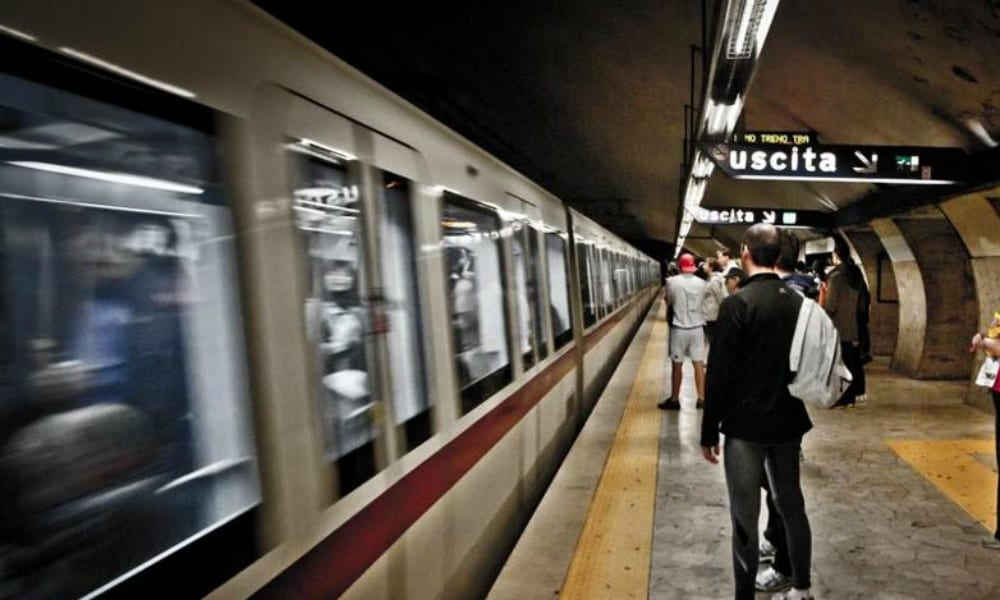 12enne travolto dalla metro a Roma: gravissimo