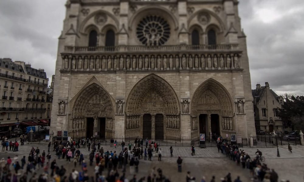 Terrore a Parigi: auto esplosiva a Notre Dame