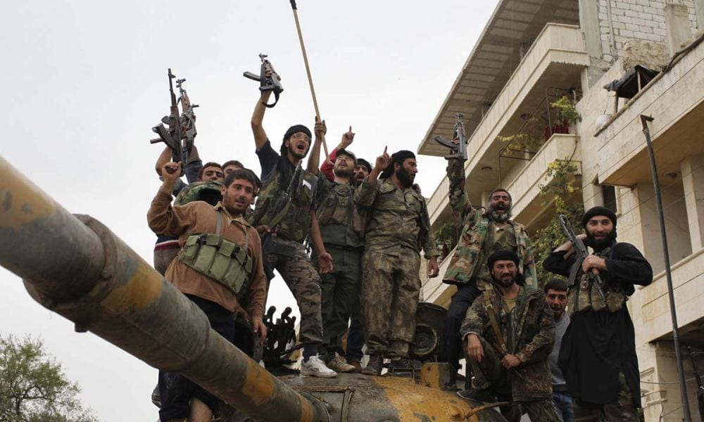 Free Syrian Army: festeggiamenti e foto, ma si dimenticano che il telefono è un detonatore [VIDEO]