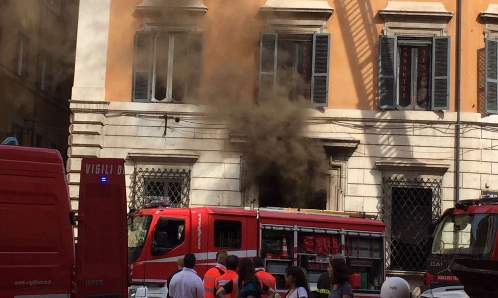 Panico a Roma: il fuoco invade largo Argentina [VIDEO]