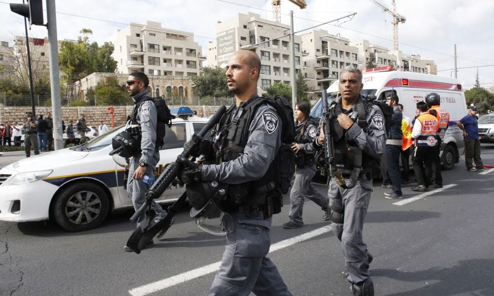 Attentato a Gerusalemme: spari da un'auto in corsa. Feriti gravi, ucciso il killer