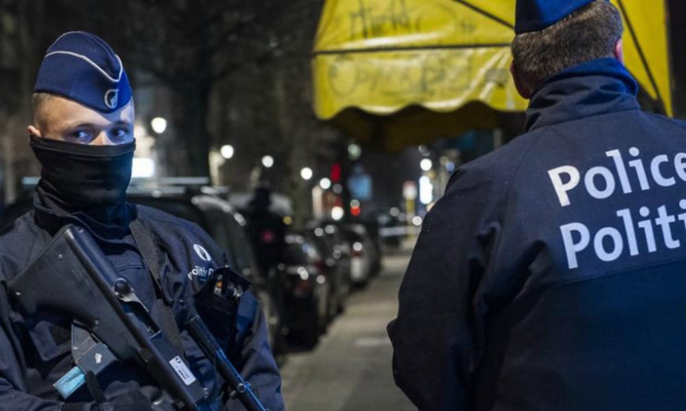 Bruxelles, catturato uomo armato che aveva preso in ostaggio 15 persone