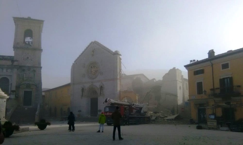 Terremoto, violentissima scossa a Norcia: crolla la cattedrale. Terrore a Roma