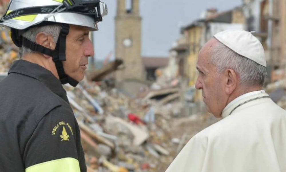 Papa Francesco ad Amatrice prega tra le macerie [FOTO]