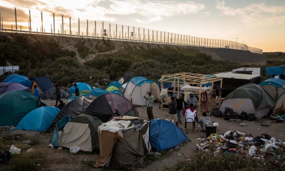 Orrore a Calais: migrante stupra un'interprete