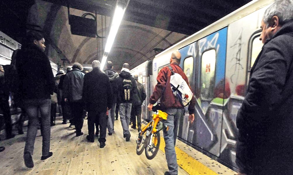 Roma, si stacca una porta nella metro in corsa: tragedia sfiorata