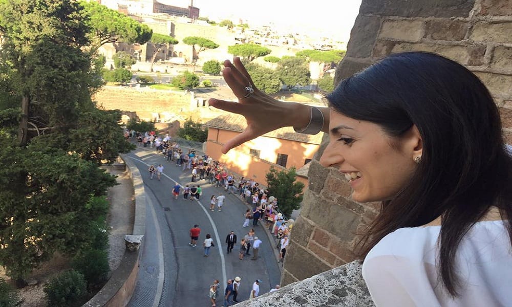 Roma, Sindaca Raggi posta filmato riunione squadra M5S. Poi, viene cancellato [VIDEO]