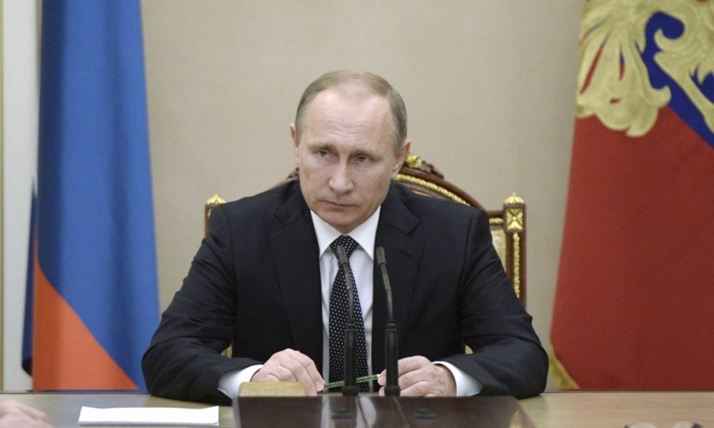 Forti tensioni tra Mosca e Parigi. Putin cancella il viaggio in Francia