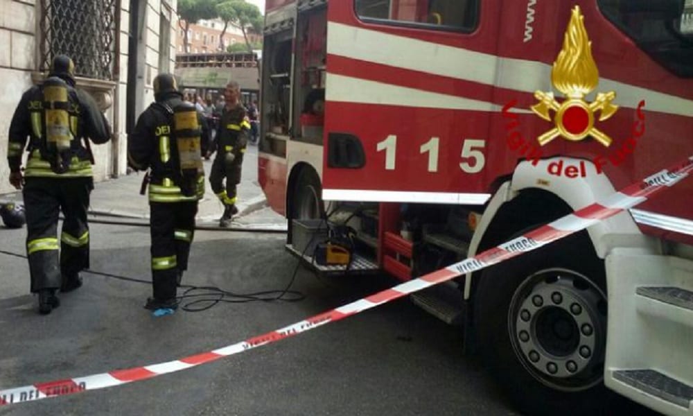 Roma, esplosione in palazzina durante lavori per il gas: tre feriti, due sono gravi