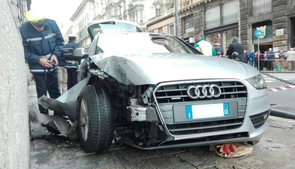 Genova, auto impazzita sui passanti: cinque feriti, sfiorata la strage