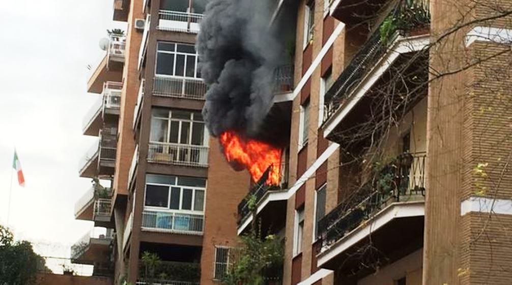 Roma, incendio in un palazzo: famiglie nel terrore [VIDEO]