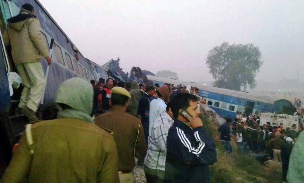 Deraglia un treno in India, è strage: 100 morti e 200 feriti