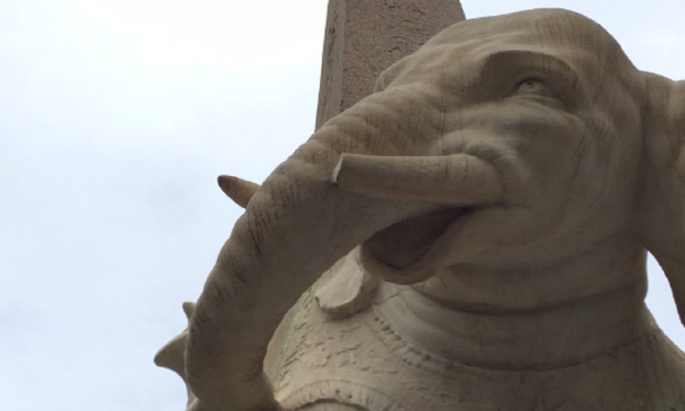 Roma, sfregiata statua dell'Elefante del Bernini in piazza Minerva