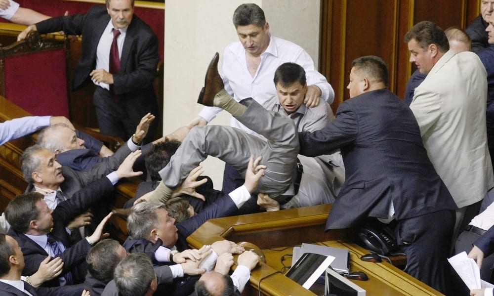 Ucraina, violenta scazzottata in Parlamento [VIDEO]