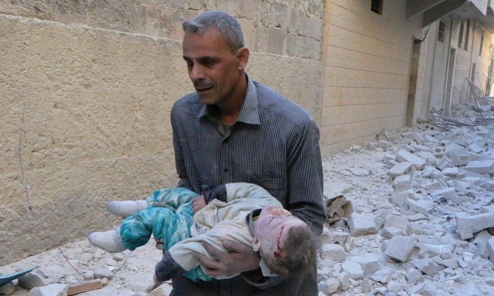 Bambini massacrati dai bombardamenti in Siria. Questa fotografia è tratta dall'account Twitter @ziadalasfar