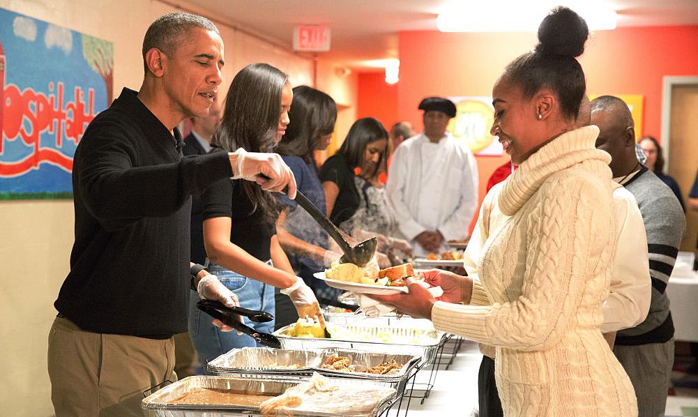 Thanksgiving Day, Barack e Michelle Obama camerieri servono il tacchino ai veterani [VIDEO]