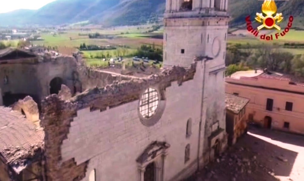 Drone sul terremoto a Norcia: la cattedrale in rovina vista da dentro