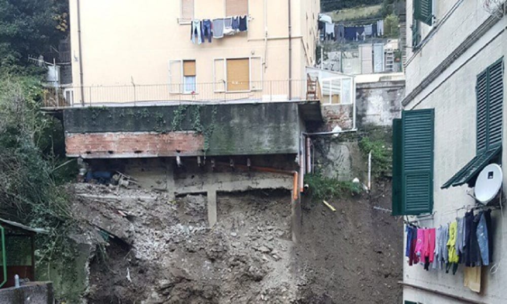 Maltempo, frana minaccia palazzi: 200 sfollati a Genova