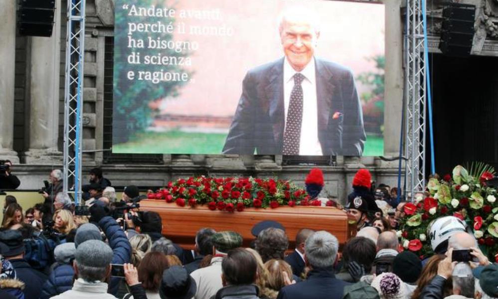 Veronesi, in centinaia ai funerali laici. Le lacrime di Sala ed Emma Bonino